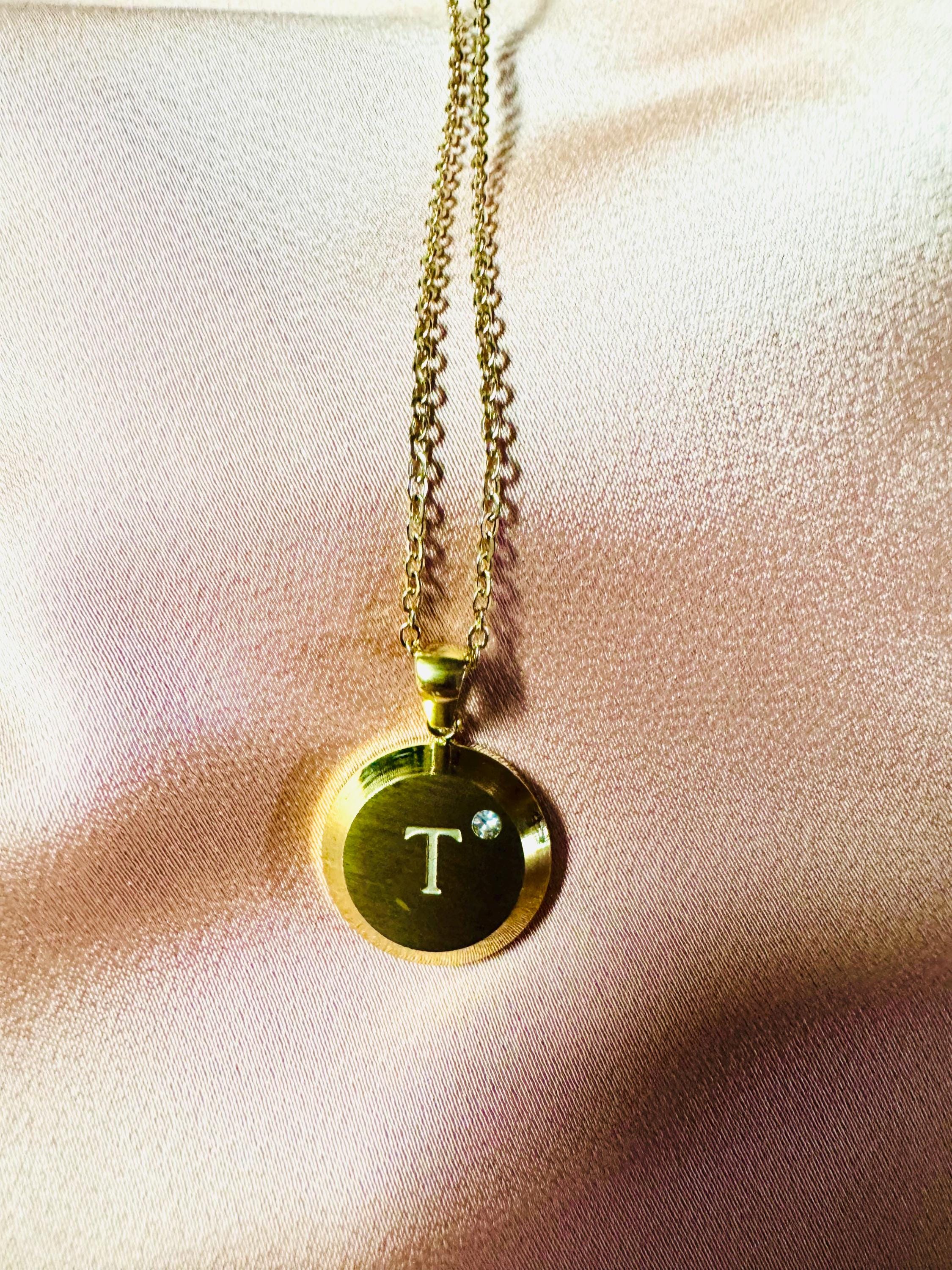 گردنبئد طلایی حرف T با نگین
